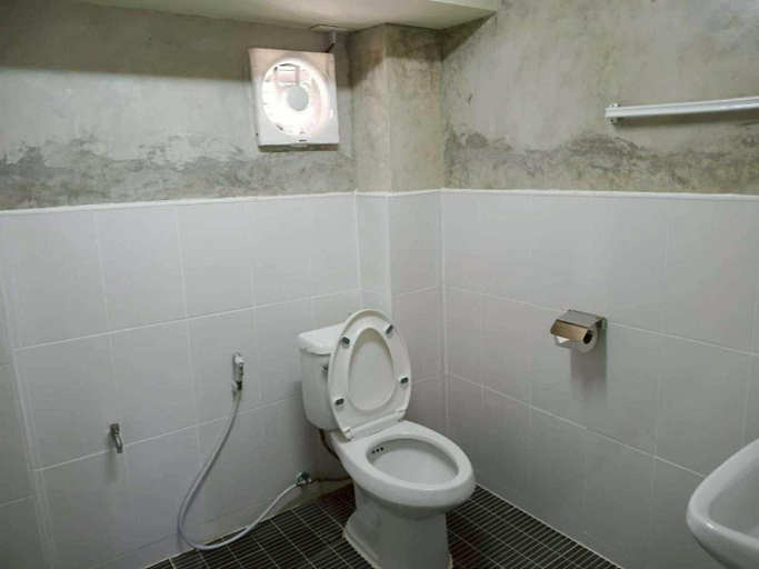 Bathroom 3, Banna Cafe & Glamping, Fang