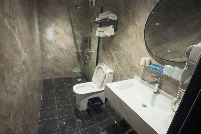 Bathroom 3, Daguang Hotel, Turfan
