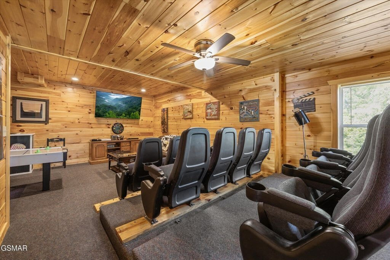 Room 5, Royal Bliss - Mountain Views Theater Hot Tub, Sevier