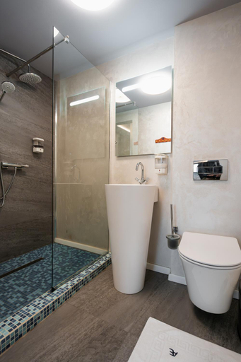 Bathroom 5, Alter Ego, Poieni