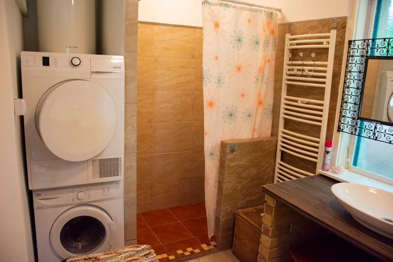 Bathroom 2, AB Holiday Home, Siófok