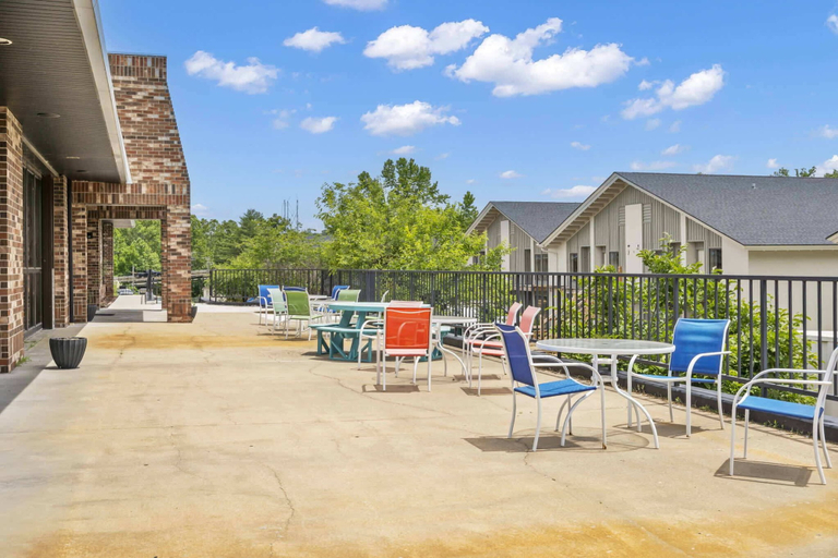 Outdoor dining, Cozy Creekside Landing, Taney