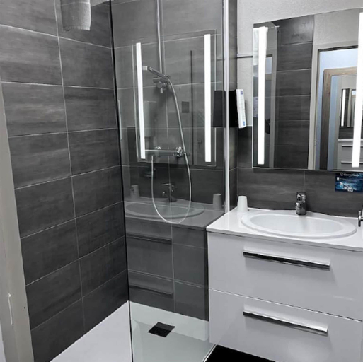 Bathroom 5, Kyriad Laon, Aisne