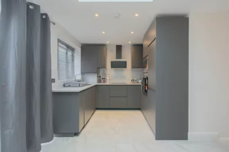 Room 5, Luxury 3BR W Garden Parking Near Spurs Stadium, London