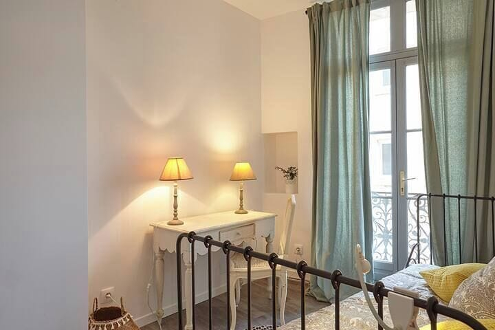Room 4, Le calme sur la place de la Madeleine, Hérault