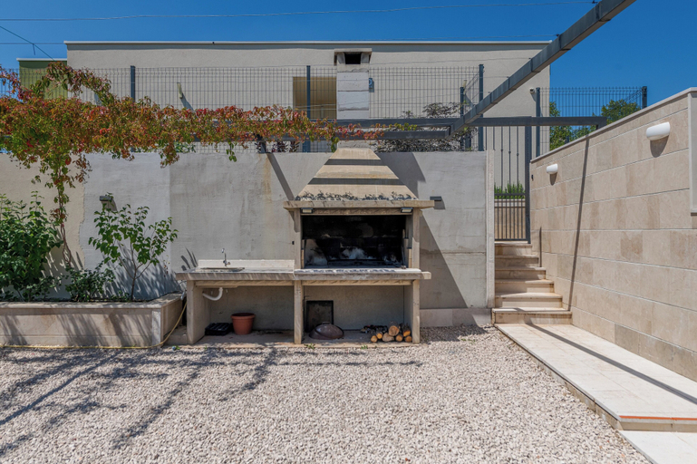 Terrace/patio, Villa Gariful, Sleeps 8 with Pool & Pet Friendly, Zagvozd
