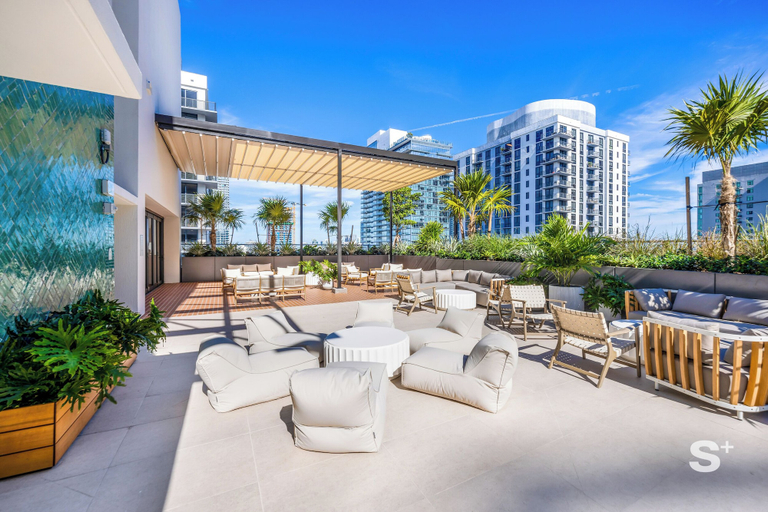 Outdoor dining 3, Modern Condo in DTW Miami - Pool & Gym, Miami-Dade
