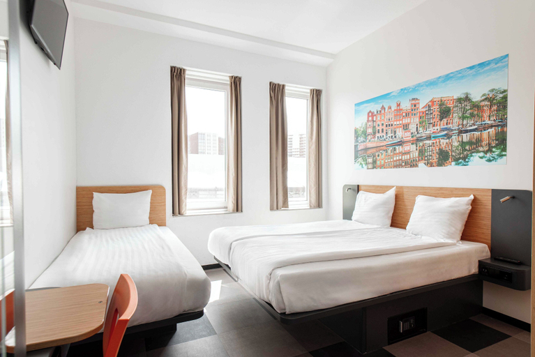 Bedroom 4, easyHotel Amsterdam City Centre South, Amsterdam