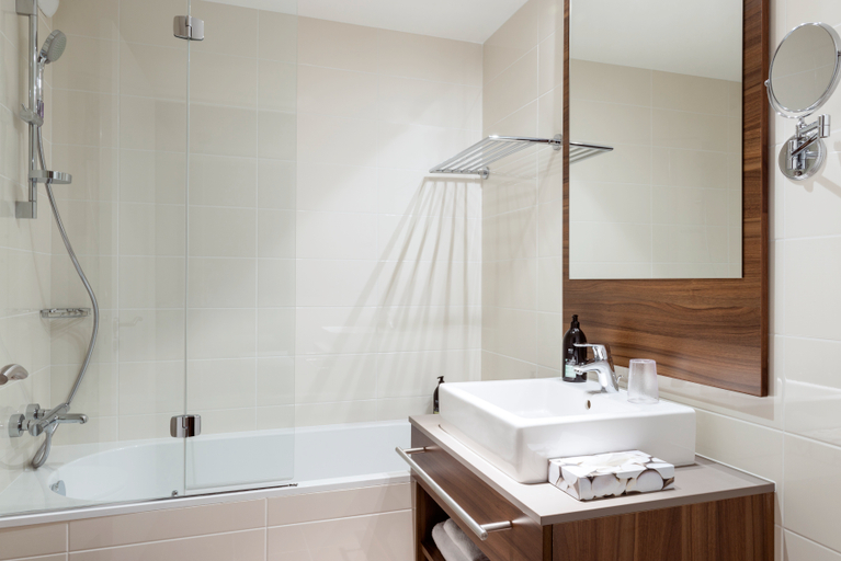 Bathroom, Aparthotel Adagio la Défense Courbevoie, Hauts-de-Seine