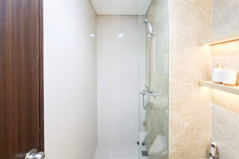 Bathroom 5, Homey Studio at Transpark Bintaro Apartment By Travelio, South Tangerang