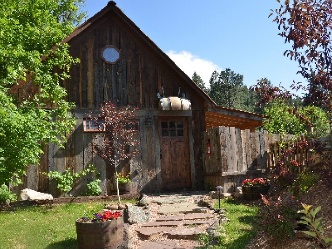 Room 2, The Cabins at Country Road, Jefferson