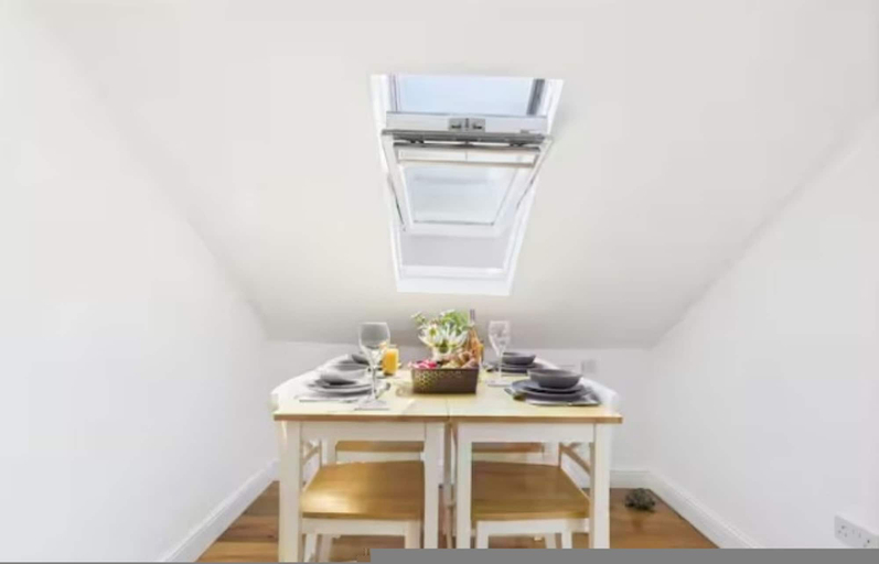 Room 2, 4BR London Home Piccadilly Line Sleeps 9, London