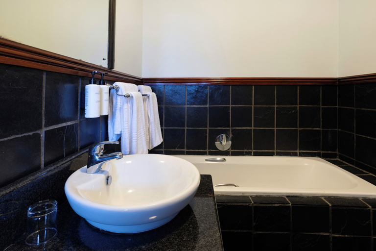 Bathroom 5, Basdenwood Hotel, City of Tshwane