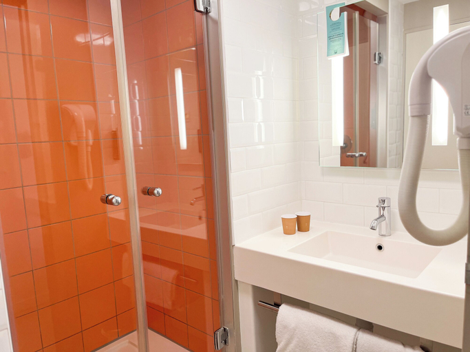Bathroom 4, ibis Styles Nimes Gare Centre, Gard