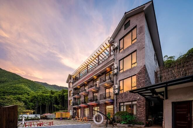 Exterior & Views