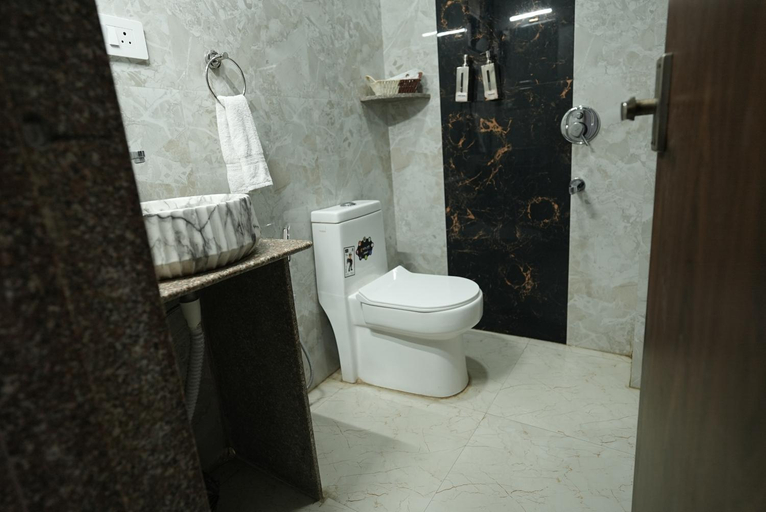 Bathroom 4, Utsav Hotels and Banquets Bolpur Shantiniketan, Birbhum