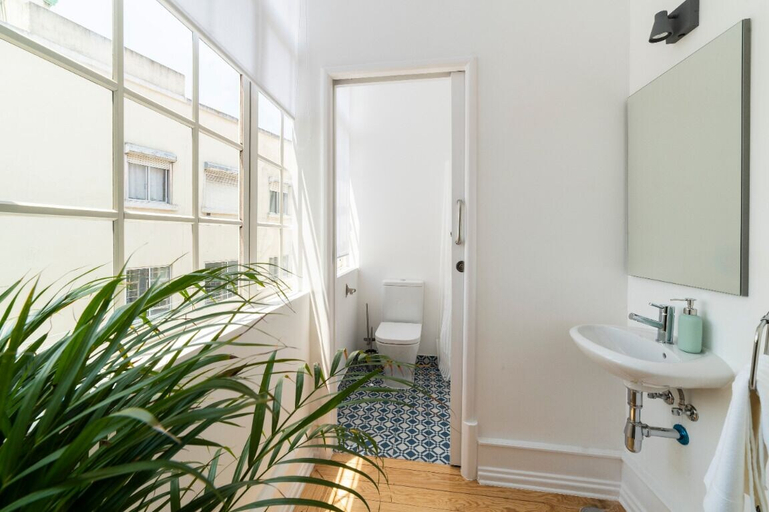 Bathroom 4, Desterro, Lisbon