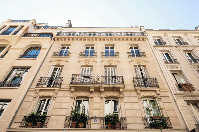 Exterior 4, Superb AC- 2bdr Apartement Montaigne/arc de Triomphe, Paris