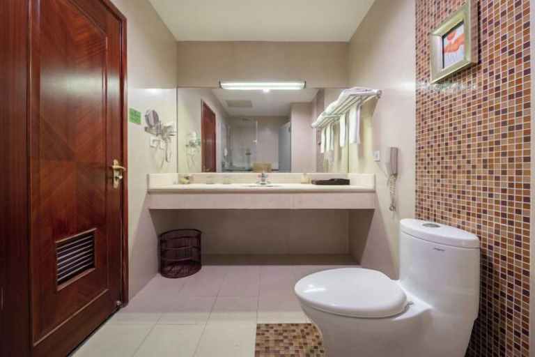 Bathroom 4, Plateau Pearl Hotel (Kunming Yongzhong Road), Kunming