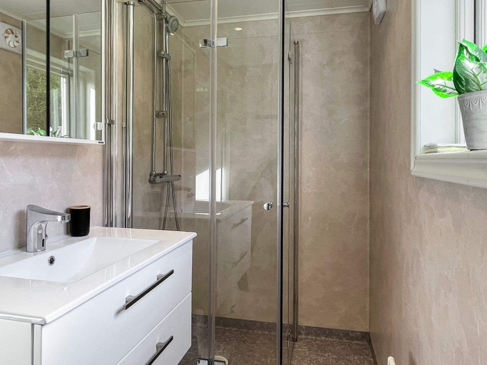 Bathroom, person holiday home in HORN-By Traum, Kinda
