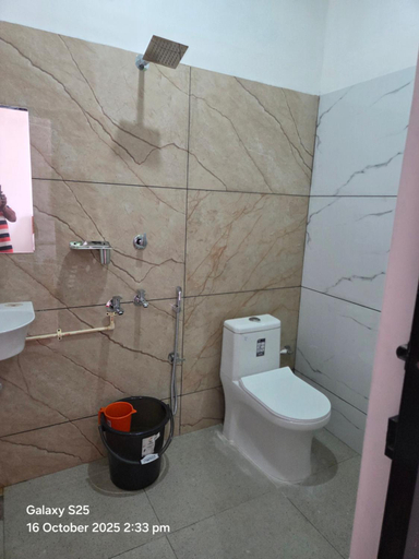 Bathroom 2, New Paradise Inn, Thiruvananthapuram