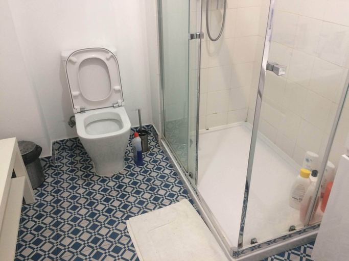 Bathroom 2, Desterro, Lisbon