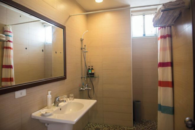 Bathroom 5, Love Sea 126 House Inn Hostel, Pingtung