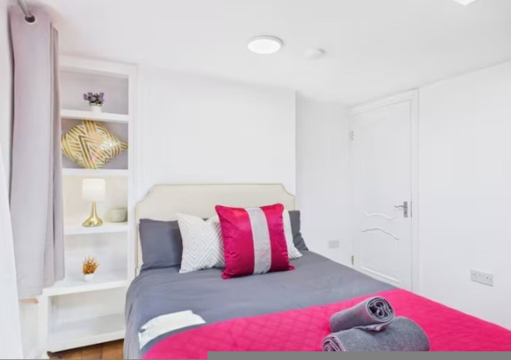 Room 3, 4BR London Home Piccadilly Line Sleeps 9, London