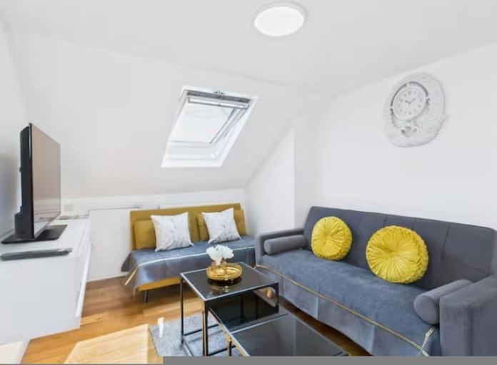 Room 5, 4BR London Home Piccadilly Line Sleeps 9, London