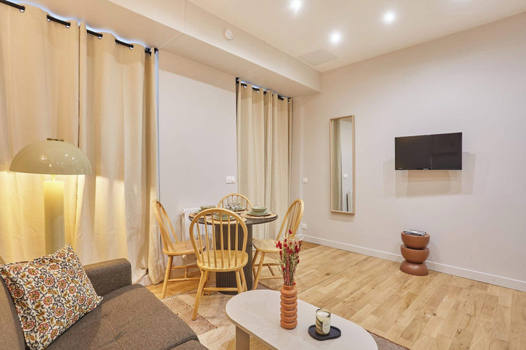 Living room 4, Charming Apartment Center of Paris - Montogueil, Paris