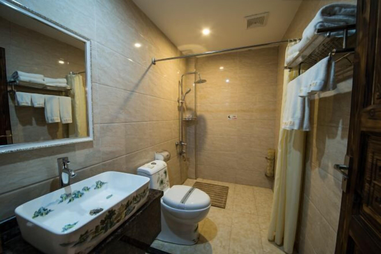 Bathroom, Huangyao Bandao Hotel, Hezhou
