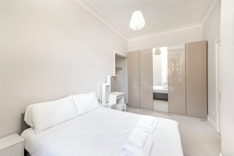 Room 2, Elegant 2-Bed Flat with Edinburgh Charm, Edinburgh