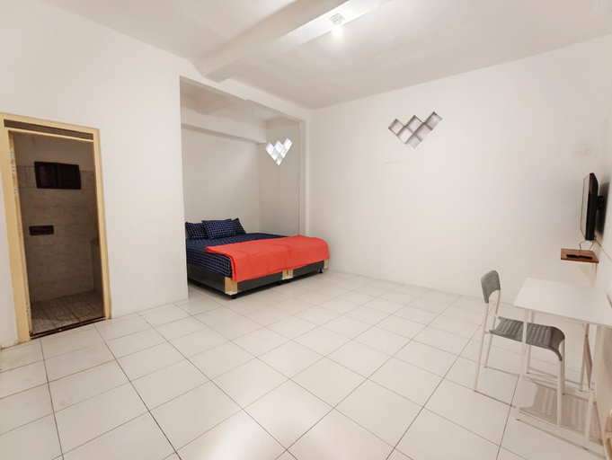 Chill-Inn Gubeng Syariah Room Type - Deluxe Room with Private Bathroom (AC + TV)
