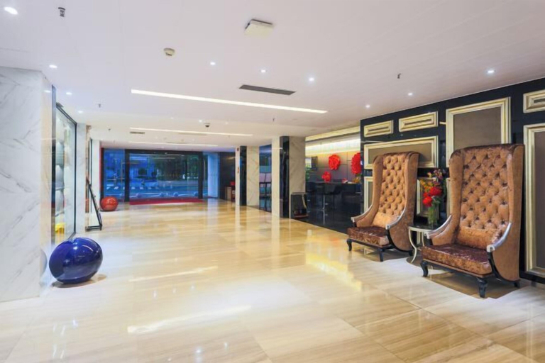 Lobby lounge