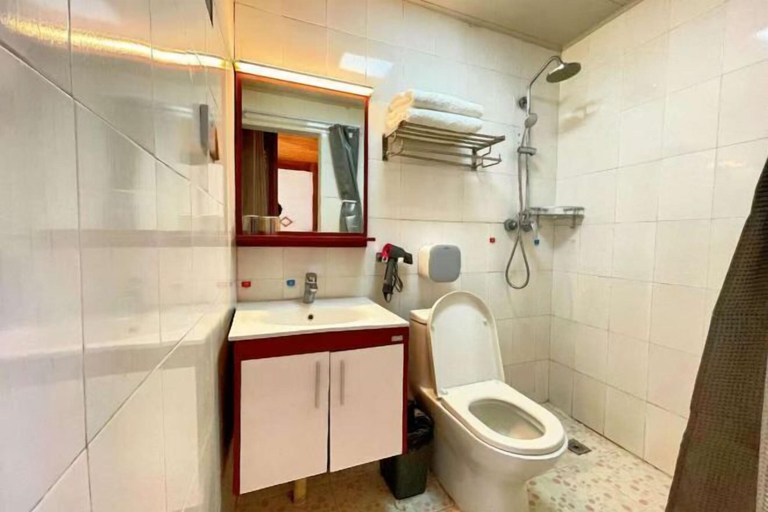 Bathroom 3, Xiangshangpin Hostel, Lijiang