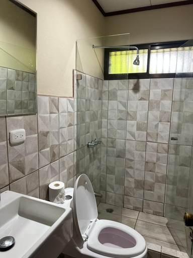Bathroom 3, Macaw Paradise, Garabito