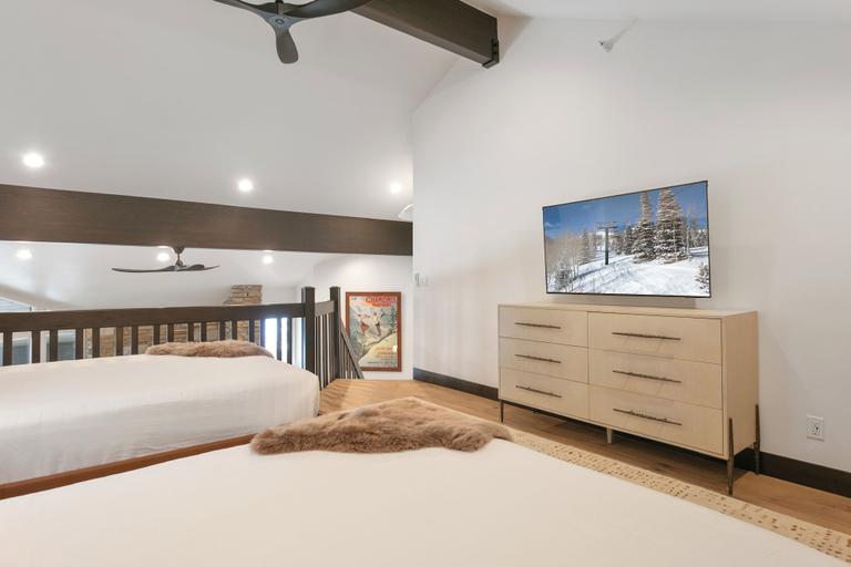 Room 5, Ski Retreat Hot Tub 2br + Loft 2 Bedroom Condo, Summit