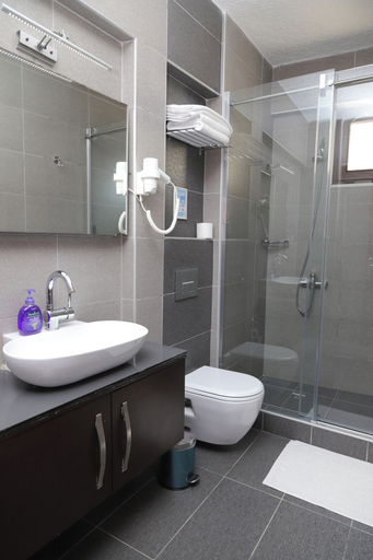 Bathroom 5, Ramparts, Fatih