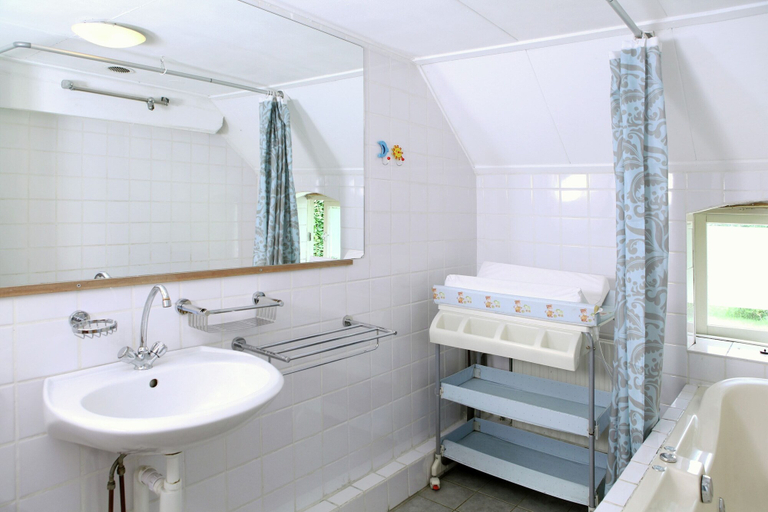 Bathroom 5, Quaint Farmhouse near River in Oosterwijk, Leerdam