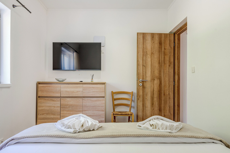 Room 4, Villa Gariful, Sleeps 8 with Pool & Pet Friendly, Zagvozd
