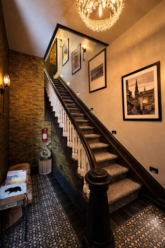 Interior entrance, WidowsPeak B&B, Leeds and Grenville