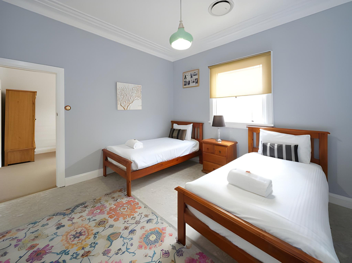 Bedroom 2, Hotel Blue & Cottages, Blue Mountains