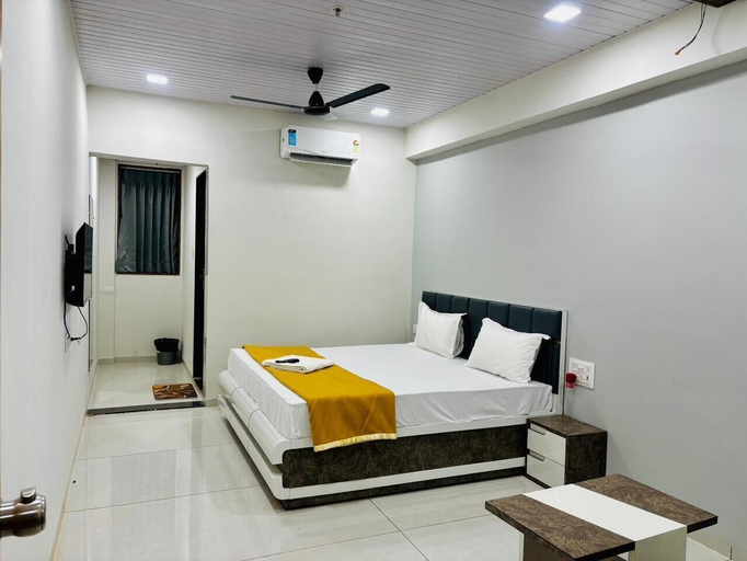Room 4, HOTEL HUNTER, Surat