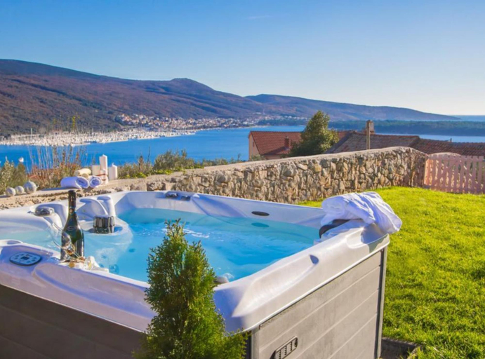 Outdoor spa tub 4, Villa Antonia, Krk