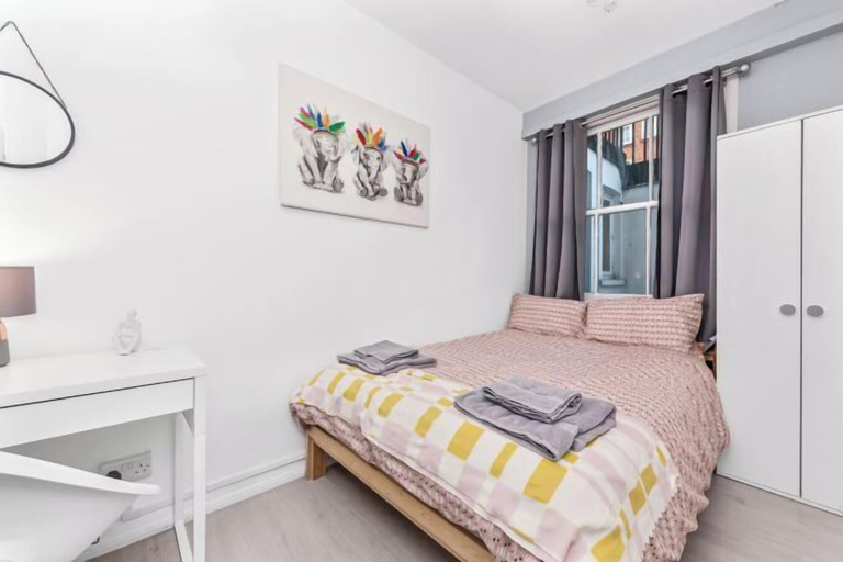 Room 3, Fantastic 4 bedroom apartment in Russell Square, London