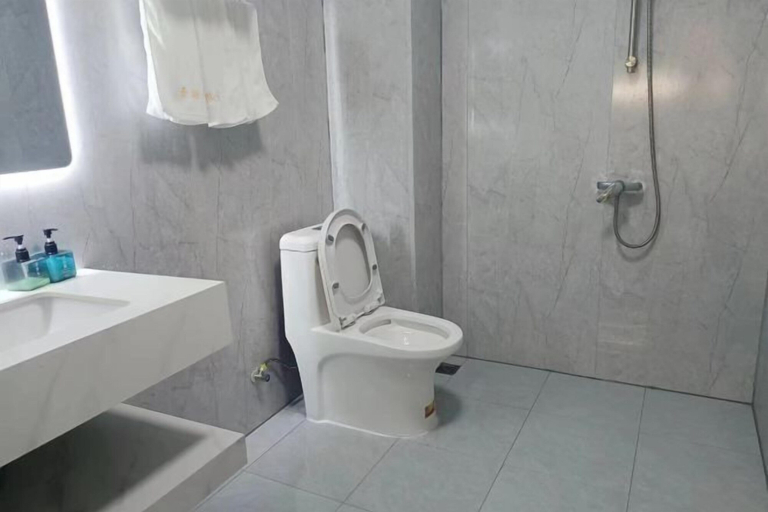Bathroom 3, Jinghu Hotel, Huizhou