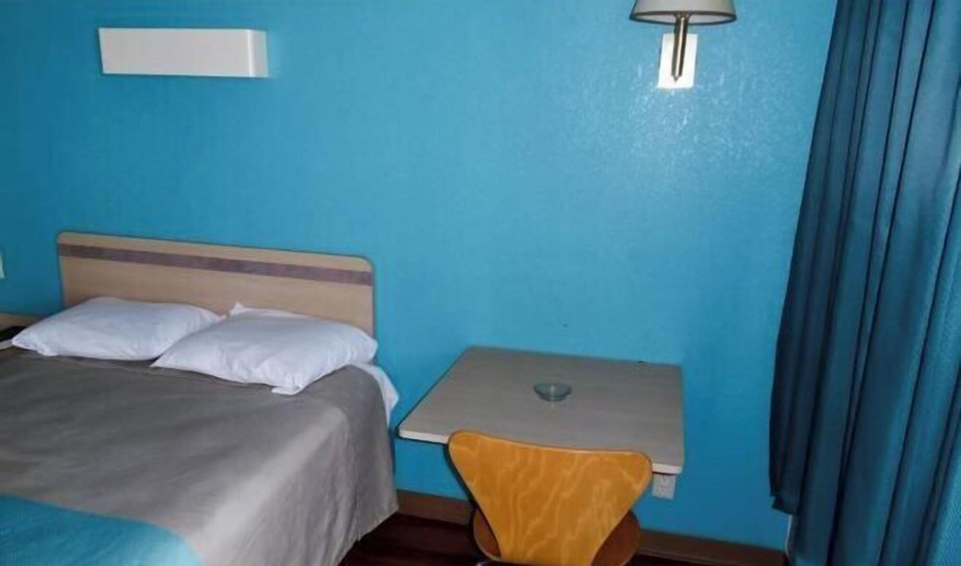 Room 3, Motel 6 Columbus, MS, Lowndes