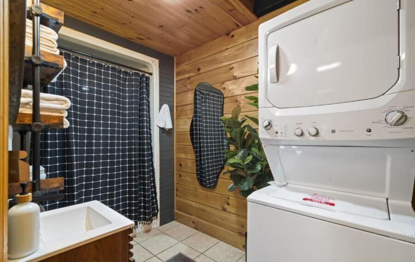 Bathroom 4, Campton 3040 KY-11, Wolfe