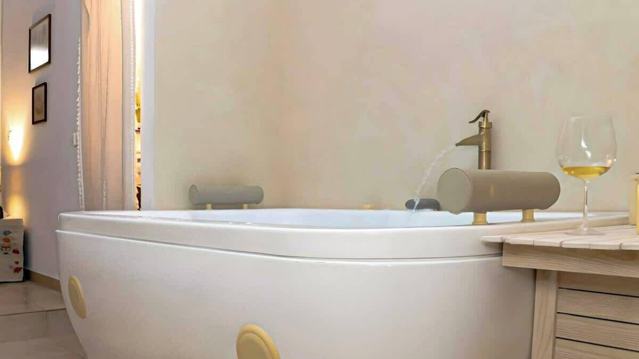 Room 2, Evnia Sunset Crete Escape Private Hottub Retreat, Crete
