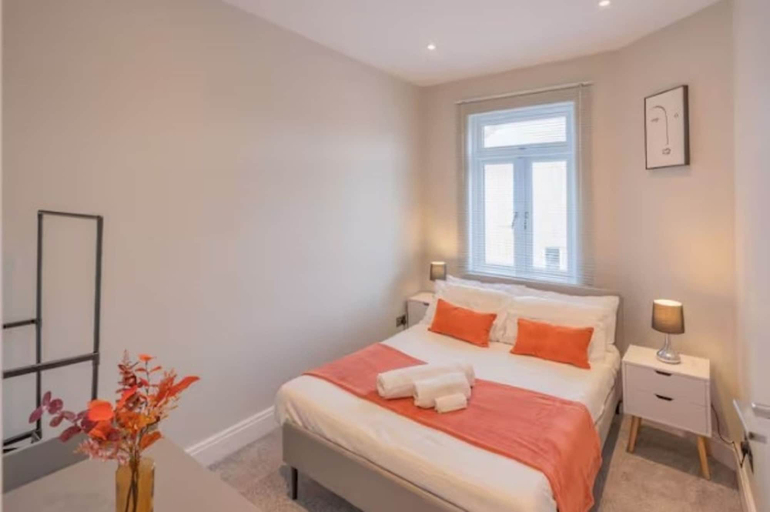 Room 2, Luxury 3BR W Garden Parking Near Spurs Stadium, London